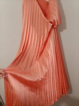 Vestido Zara plisado naranja con cadena