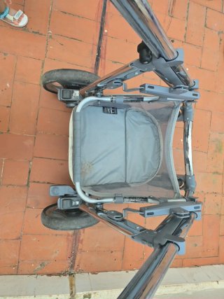 Carrito de bebé gris