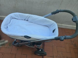 Carrito de bebé gris