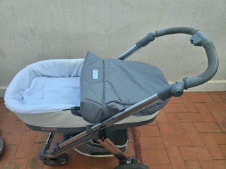 Carrito de bebé gris