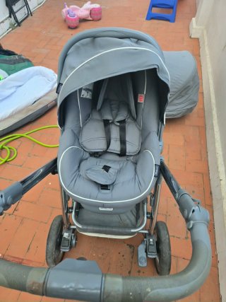 Carrito de bebé gris