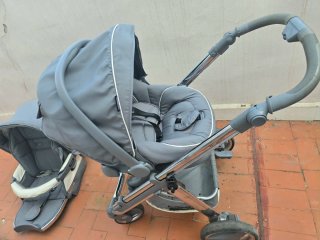 Carrito de bebé gris