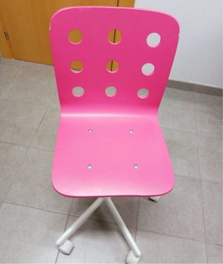 Silla de oficina rosa con ruedas