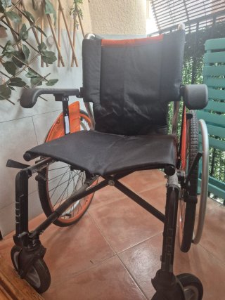 Silla de ruedas con poco uso .