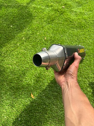 Tubo de escape Akrapovič imitación carbono