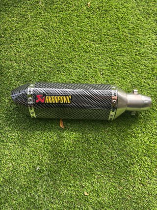 Tubo de escape Akrapovič imitación carbono