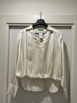 Camisa beige fondo de armario