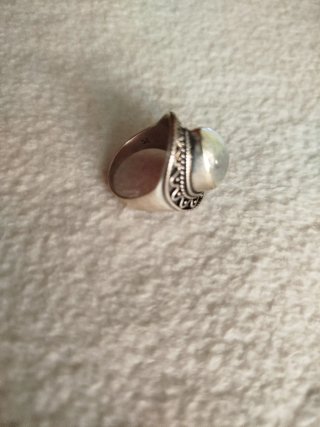 Anillo con diseño de pedrería en plata. -Opalo