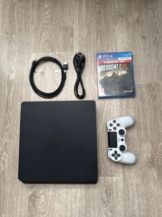 PS4 (PlayStation 4) Negra + Juego Resident Evil VI