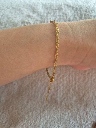 Pulsera dorada hecha a mano