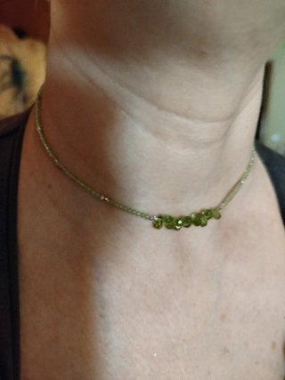 Collar pedrería plata y verde peridoto.