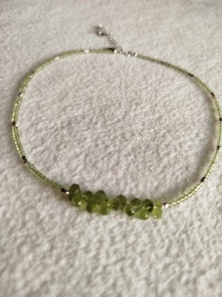 Collar pedrería plata y verde peridoto.