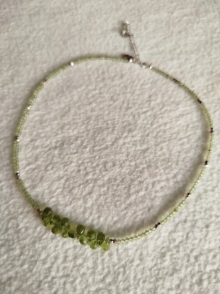 Collar pedrería plata y verde peridoto.