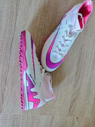 Botas de fútbol indoor blancas y rosas