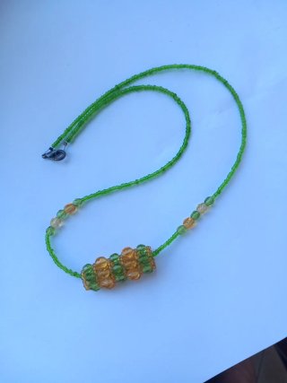 Filo di   perline verdi e giallo ocra