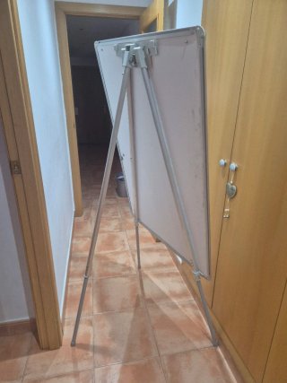 Pizarra de oficina plateada y blanca