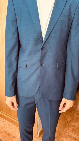 Traje azul para graduación