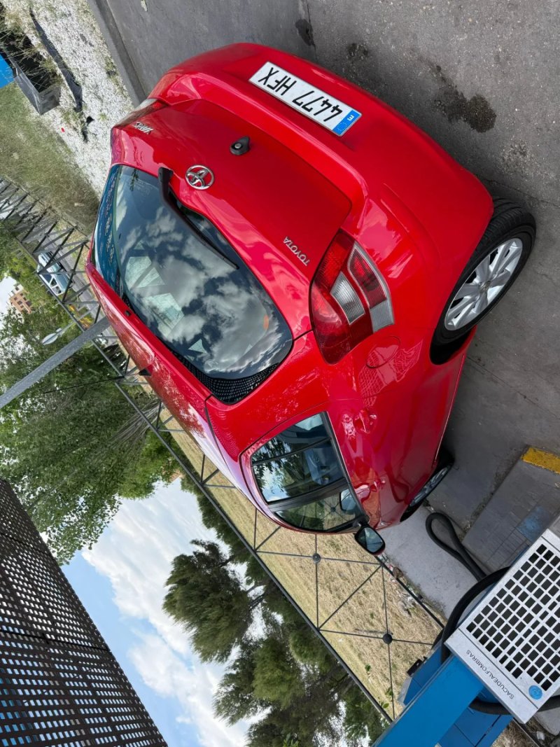 Toyota Yaris 2011 - foto 1