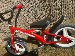 Bici infantil roja con ruedines
