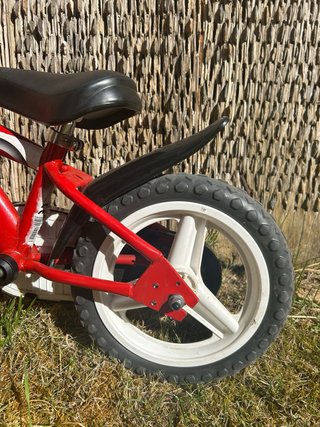 Bici infantil roja con ruedines