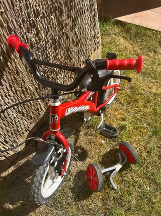 Bici infantil roja con ruedines