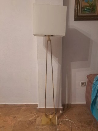 Lámpara de pie moderna dorada