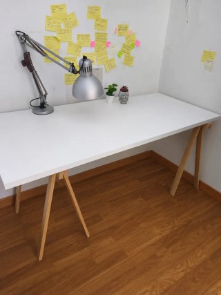 Mesa de escritorio blanca con patas de madera