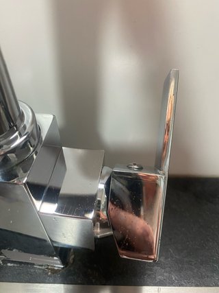 Grifo de cocina metálico plateado