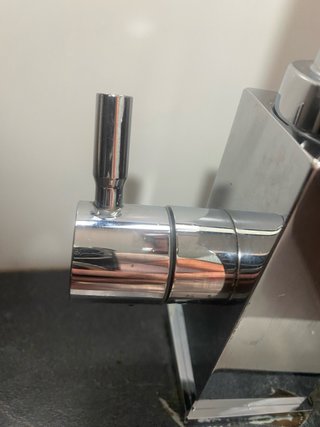 Grifo de cocina metálico plateado