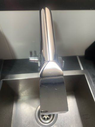 Grifo de cocina metálico plateado