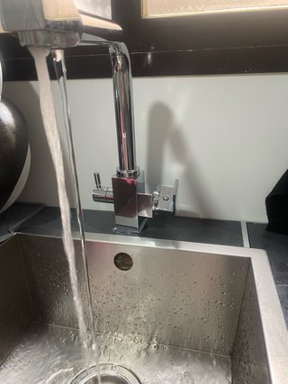 Grifo de cocina metálico plateado
