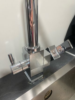 Grifo de cocina metálico plateado