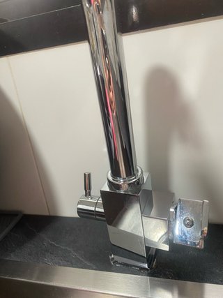 Grifo de cocina metálico plateado
