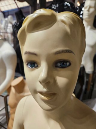 Maniquí infantil realista