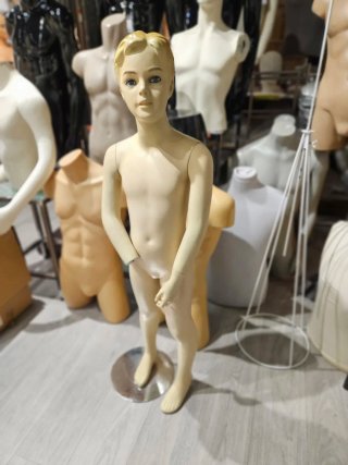 Maniquí infantil realista