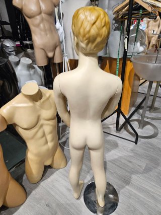 Maniquí infantil realista