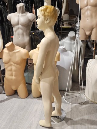 Maniquí infantil realista