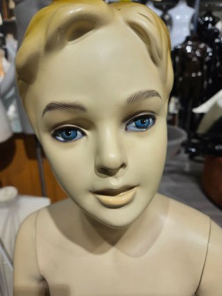 Maniquí infantil realista