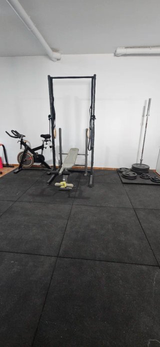 Material de Gimnasio: Bicicleta, Banco y Pesas