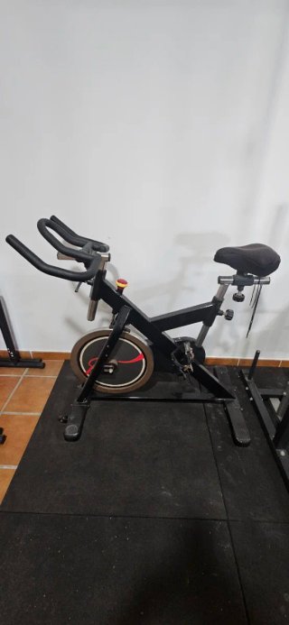 Material de Gimnasio: Bicicleta, Banco y Pesas
