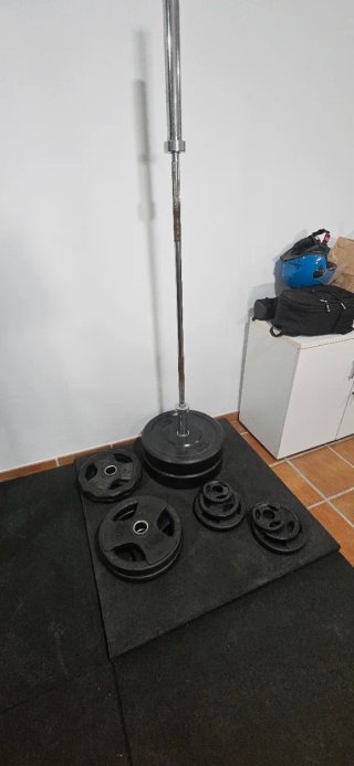 Material de Gimnasio: Bicicleta, Banco y Pesas