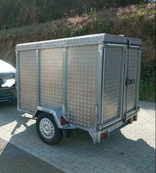 Remolque de aluminio con puertas y tapa elevada