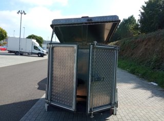 Remolque de aluminio con puertas y tapa elevada