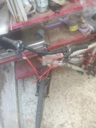 Bicicleta Rockrider Beige y Rojo un poco vieja