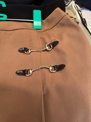 Falda marrón con hebillas doradas
