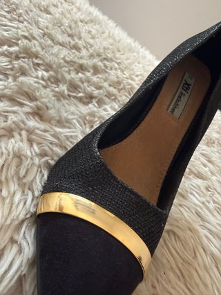 Zapatos de tacón negros con detalle dorado