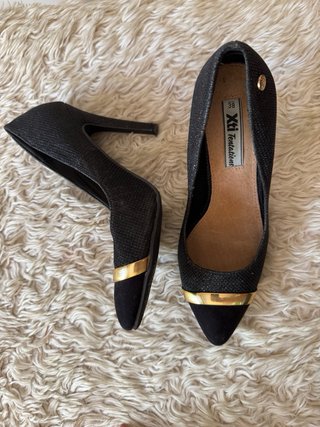 Zapatos de tacón negros con detalle dorado