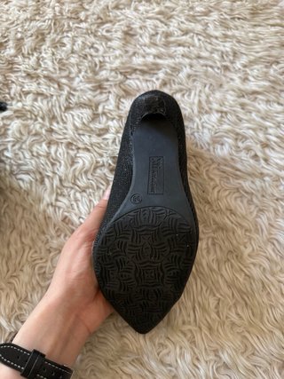 Zapatos de tacón negros con detalle dorado