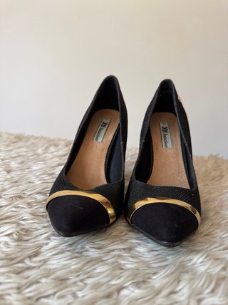 Zapatos de tacón negros con detalle dorado