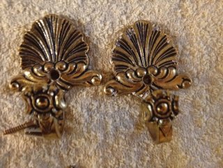 Sujetadores de cortina dorados con porcelana